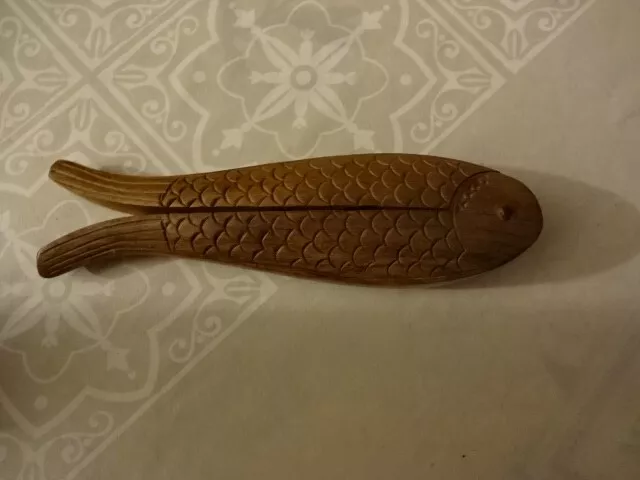 Ancien casse noix casse noisette en bois art populaire en forme de poisson
