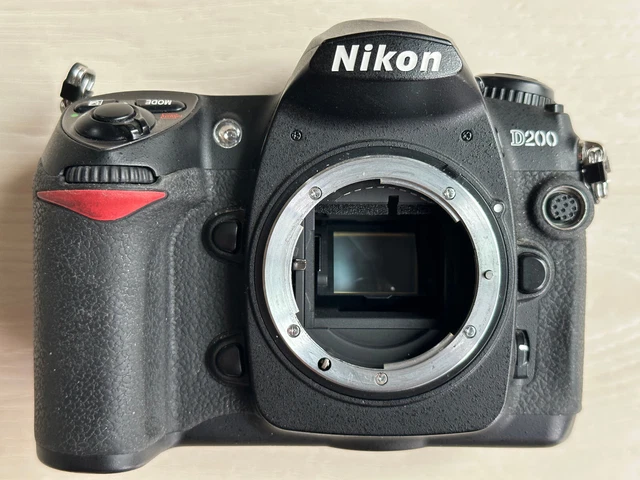 Nikon D200 10.2 MP Digital Camera Body w/Accessories Shutter Count 20,982 3