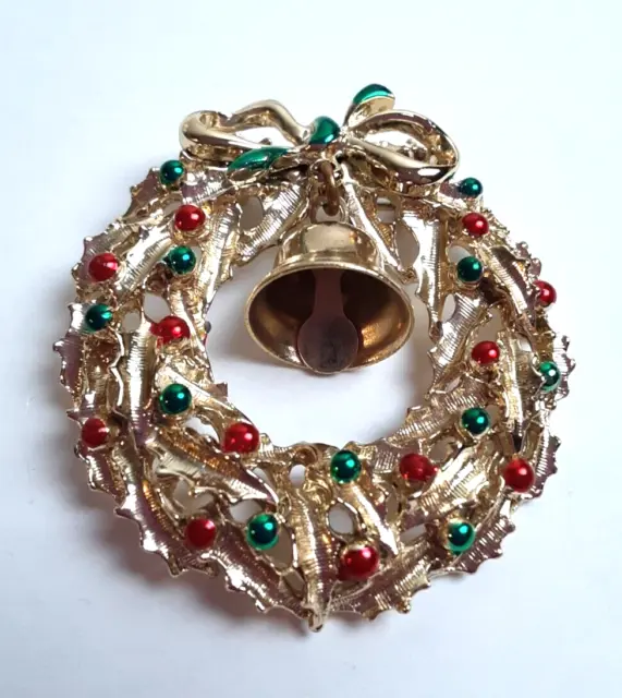 Vintage Christmas Wreath Lapel Pin Brooch Gold Tone Enamel Bell & Berries/Balls