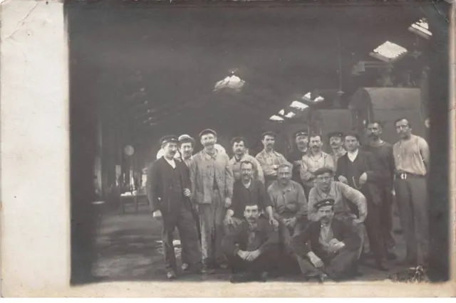 Métiers - n°87961 - Groupe d'hommes - Atelier chemin de fer - Carte photo à