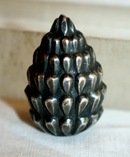 gros bouton ancien en forme de pomme de pin, métal argenté