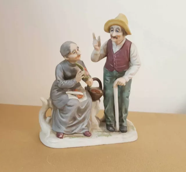 Figurine en porcelaine Couple grand père et grand mère biscuit ancien en TBE