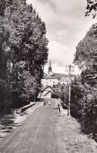 Carte postale ancienne EURE-ET-LOIR COURTALAIN avenue de la gare timbrée 1952