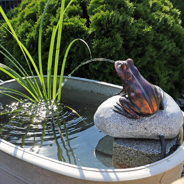 SOLAR SPRINGBRUNNEN FROSCH Stein Figur Wasserspeier mit Solarpumpe