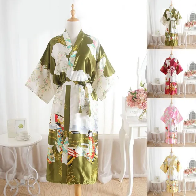 L'abito kimono da donna alla moda raso ha un aspetto favoloso il giorno del tuo matrimonio
