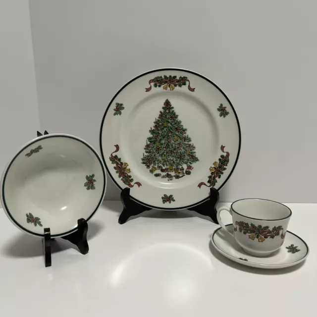 Johnson Brothers Victorian Christmas 4 pc Dinner Plate, Bowl, Saucer, Teacup EUC