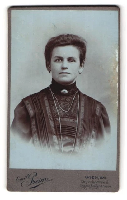Fotografie Emil Preim, Wien, Stryeckgasse 3 Eingang Pragerstr., Junge Dame im K