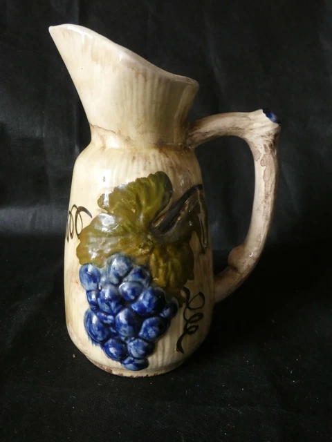 Pichet - carafe en barbotine en forme de grappe de raisin, parfait état