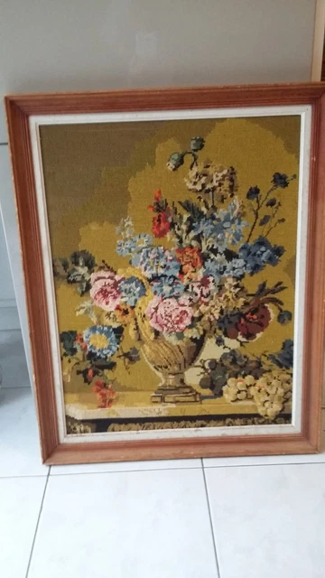 Tableau Brodé/tapisserie Bouquet De Fleurs Vintage De 1978 - Encadré Bois - 57x46 Cm - Occasion