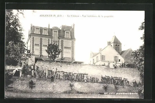 CPA Ableiges, Le Chateau, Vue Interieure de la Propriete