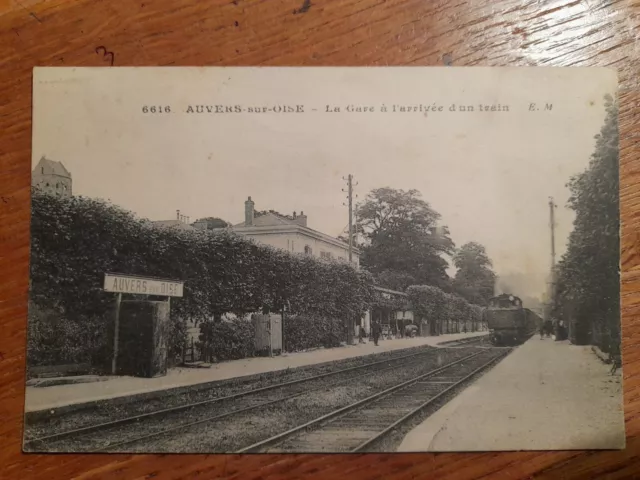 CPA - 95 - AUVERS sur Oise - La Gare à l'arrivée d' un train - animée - RARE