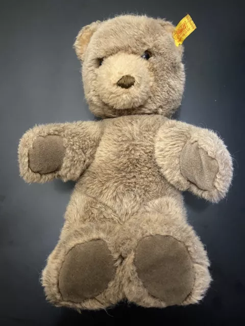 Steiff Teddy 80er Jahre ca. 23cm – sitzend - 0205/26 Knopf + Fahne