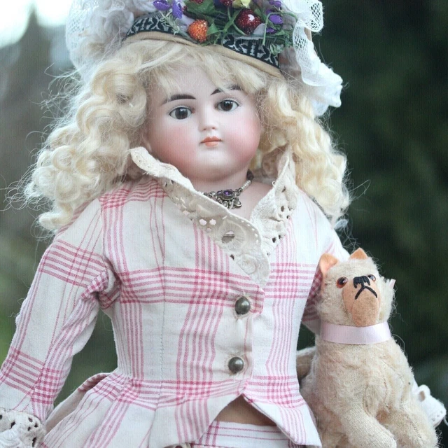 Ancienne poupée en porcelaine avec une bouche fermée 1890 58cm Antique