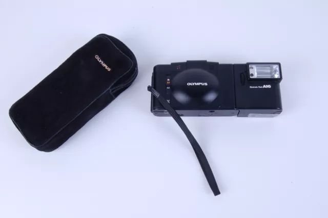 Macchina fotografica Olympus XA 3 e flash electronic A16 con custodia