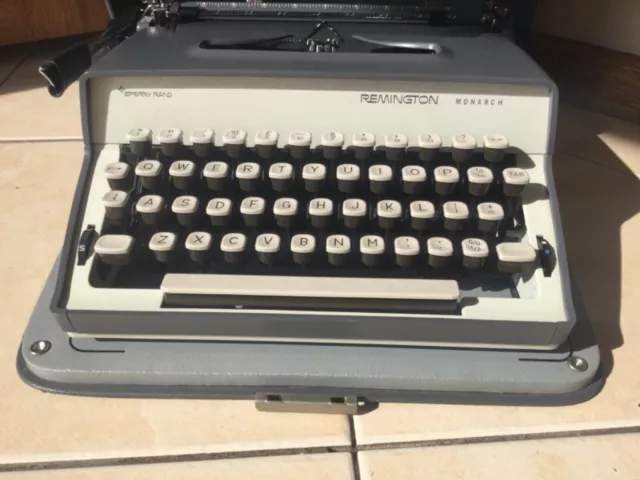 Vintage 1960’s REMINGTON Monarch Sperry Rand Portable Typewriter