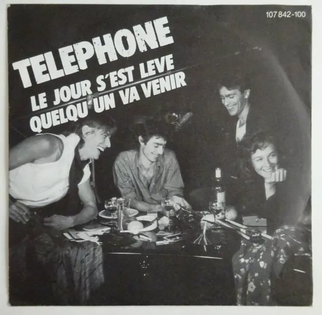 Telephone : Le Jour S'est Leve / Quelqu'un Va Venir ♦ 45 Tours / 7" ♦