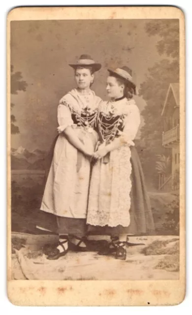 Fotografie Otto Reitmayer, München, Portrait zwei junge Frauen in Trachtekleide