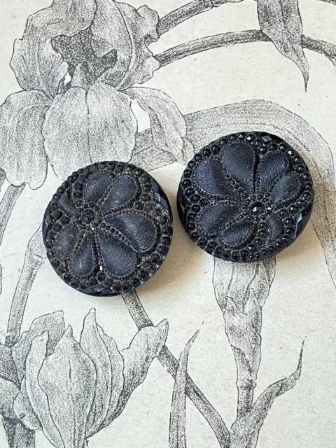 Deux boutons anciens en verre noir décor trèfle jais? collection French Button