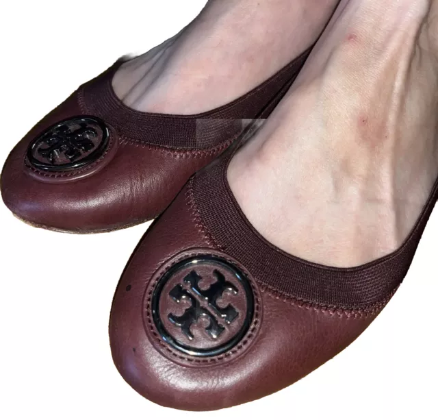 Stunning TORY BURCH Caroline 2 Ballet Flats Shoes Cabernet / Gunmetal Logo-Sz 8