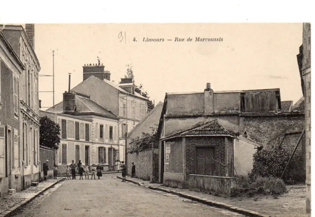 CPA de Limours (91 Essonne), Rue de Marcoussis, animée, années 1910