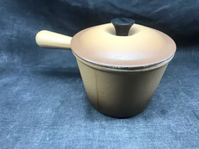 Le creuset , ancien poêlon a fondue en fonte émaillée en bon état