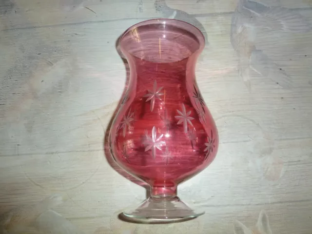 Superbe verre géant de couleur rose gravé de motifs en étoile, super déco!!