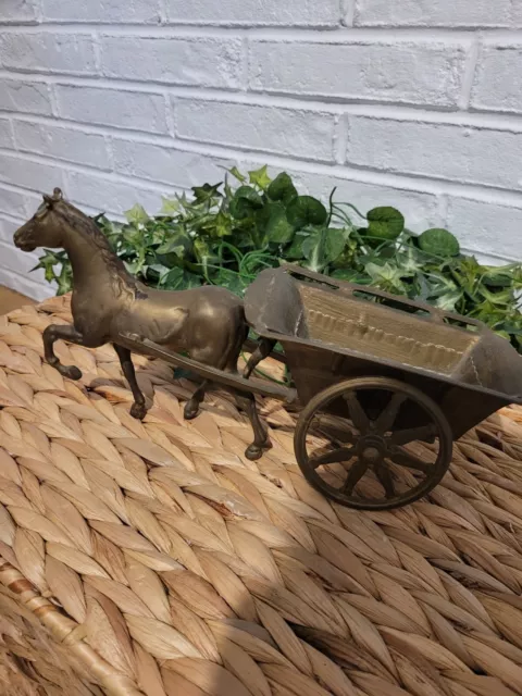 Statuette De Cheval Avec Une Calèche En Laiton  , Vintage