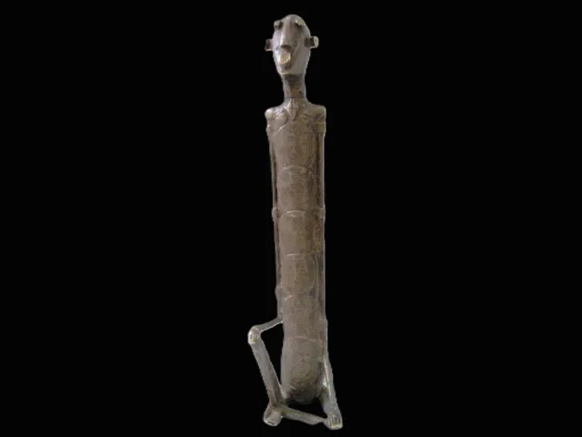 Statue africaine ancienne bronze dogon Mali penseur assis