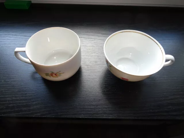 2 verschiedene Kaffee-Tassen aus Porzellan mit Blumen-Motiven.