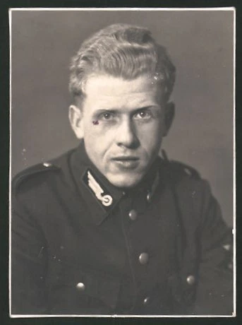 Fotografie Photo-Atelier Fried. Gutermann Lörrach, Porträt Eisenbahner in Unifo
