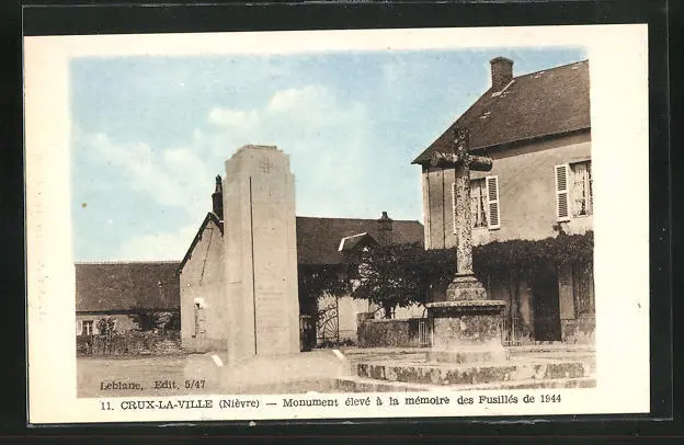 CPA Crux-la-Ville, Monument élevé à la mémoire des Fusillés de 1944
