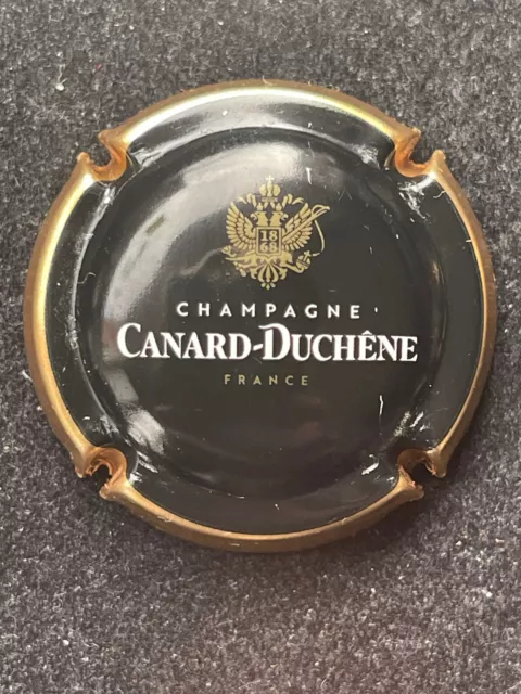 capsule de champagne "canard duchêne n°77d noir  " côte de ? euros.