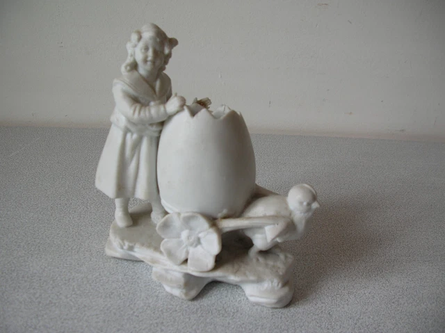 Figurine statuette en biscuit jeune fille et l'oiseau oeuf sur brouette de 11 cm