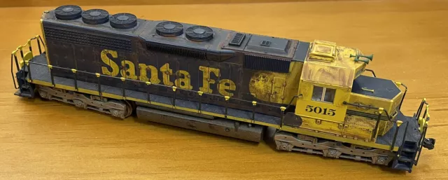 Customized? Santa Fe 5015 Kato SD40 Weathered Engine Locomotive Train - HO Scale