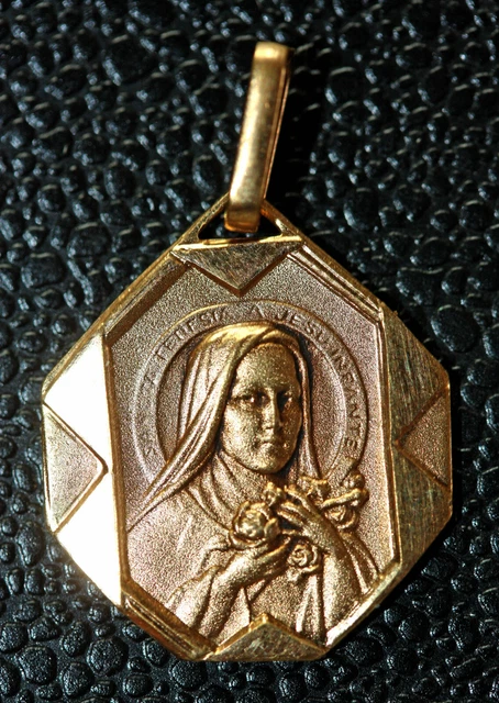 ANCIENNE MEDAILLE RELIGIEUSE SAINTE THERESE A L'ENFANT JESUS 22x12mm 2.5g EUR 5,00 - FR