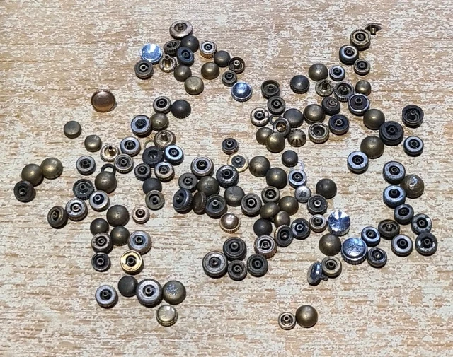 Lot De Pièces D'horlogerie De Précision N°32 - Engrenages, Boutons, Divers, Occasion