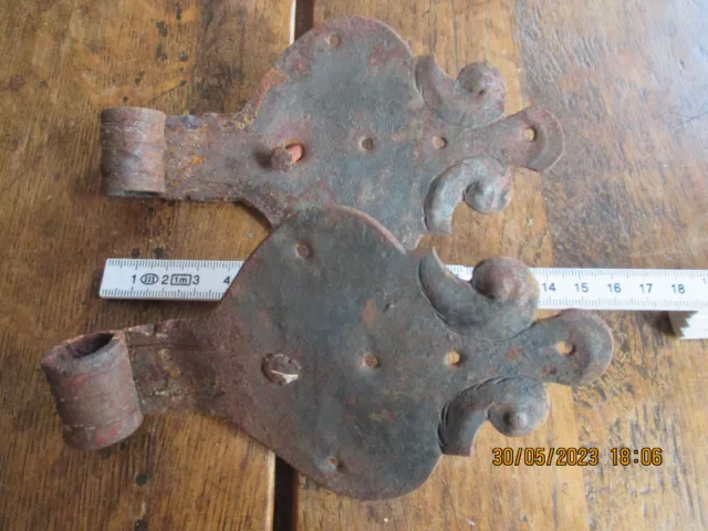2 KLEINE antike Türbänder, Türbeschläge aus Eisen, BAROCK 18. JHT: schmiedeeisen