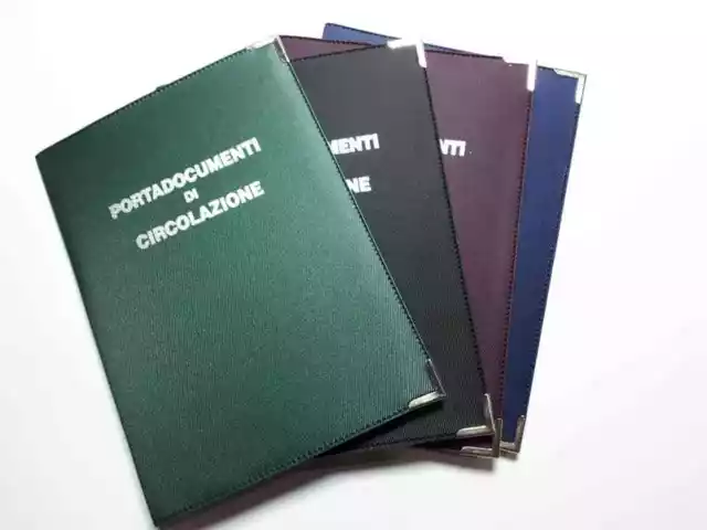 PORTA DOCUMENTI CIRCOLAZIONE AUTO ASSICURAZIONE  ETC ETC colore a sorpresa