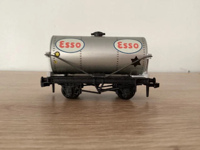 HORNBY DUBLO 1962-64 ESSO D1 SHORT TANK WAGON. Silver/Open Brake