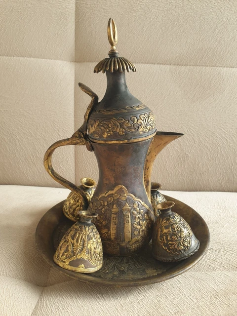 Cuisine Turque Traditionnelle - Pots De Café En Cuivre Sur L'étagère De