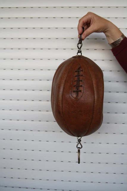 Ballon de médecine vintage en cuir marron, années 1930 | €400 | Whoppah Ballon de médecine vintage en cuir marron, années 1930 | €400 | Whoppah