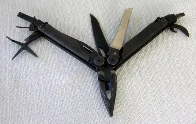 LEATHERMAN - Wave Multi-Tool, Black Oxide With MOLLE Sheath