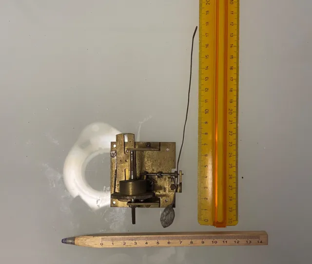 Antico meccanismo di carillon automa scatola musicale orologio a cucu pendolo