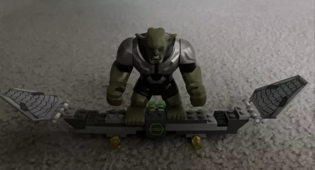 LEGO Green Goblin with Short Legs Minifigure Head (Recessed Solid Stud)  (25908)