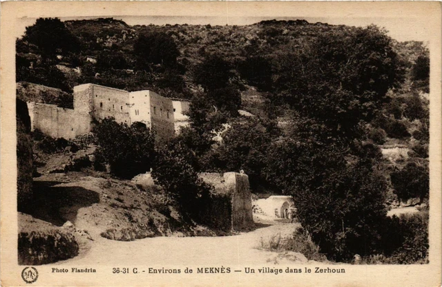 CPA AK Env. de MEKNES Un village dans le Zerhoun MAROC (797020)