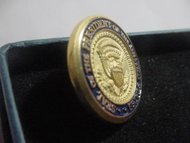 Presidential  seal Lapel Pin - diecast no signature 3