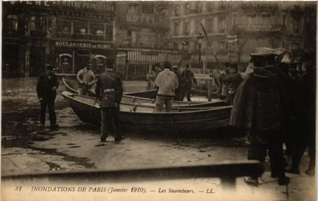 CPA PARIS Les Sauveteurs INONDATIONS 1910 (605473)