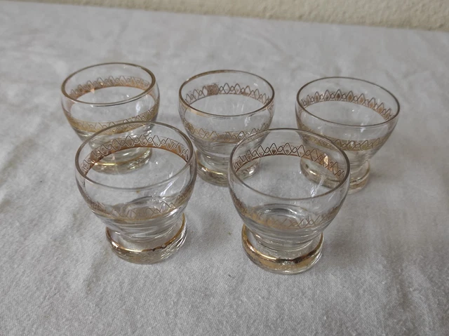 Ensemble de 5 petits verres à pieds anciens pour liqueur - France Ensemble de 5 petits verres à pieds anciens pour liqueur - France