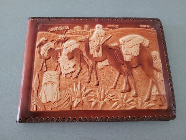 Ancien Album Photo En Cuir Fait Main - Relief Embossé Colons Et Pionniers - époque Vintage