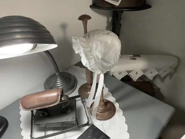 ancien beau manteau blanc piqué fantaisie ,dentelle ,bébé ou grande